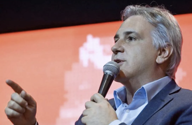 Llaryora agradeció a los bomberos por su trabajo en los incendios